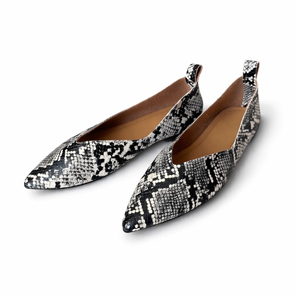 NWOT Snake Print Pointed Toe Ballet Flats Neutral Python Pattern Size 7.5 - Picture 2 of 9